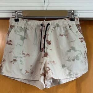 Mountain Hardwear Women's Athletic Shorts in Cream with Brown & Green Print